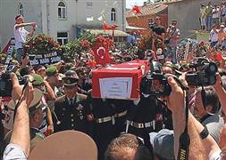 300 nüfuslu köyde 10 bin kişilik tören