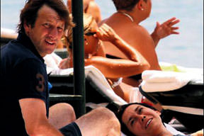 Bir kaya gölgede diğer kaya kumsalda