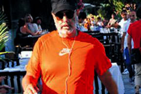 Ayşe aşkını yalnız bıraktı