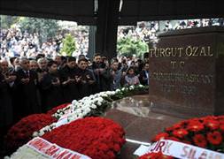 Özal’la ilgili soruşturma ailesine takıldı