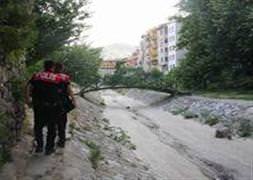 Polisler derede sapık aradı
