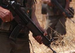 Komutanını ve arkadaşını vurdu