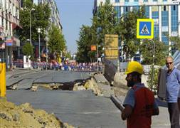 İstanbul’un göbeğinde yol çöktü