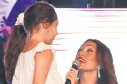 Kızıyla sahnede