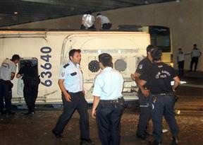 Polis otobüsü devrildi