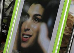 Amy Winehouse son yolculuğuna uğurlandı