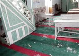 Camiye saldırıp Türk bayrağını indirdiler