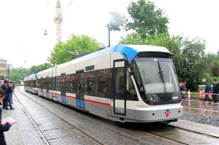 Metro ve tramvay sefer saatleri uzatıldı