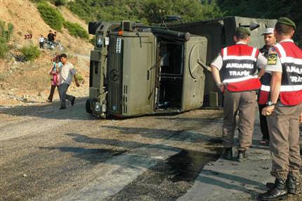 Askeri araç devrildi: 2 şehit