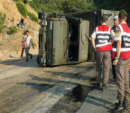 Askeri araç devrildi: 2 şehit