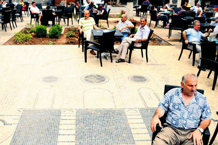 Yerde cami var yandan geç