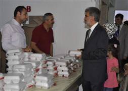Bakan Yıldız iftar kuyruğuna girdi