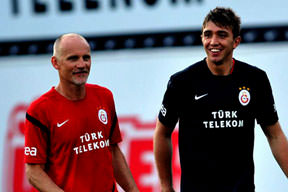 Muslera sevgilisini bekliyor
