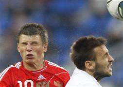 Arshavin ve Eboue pazartesi geliyor