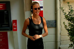 Sevgilisiyle yürüyüşte