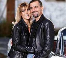 Eşine yeni şarkısıyla mesaj verdi