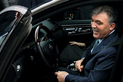 Başkomutan direksiyonda