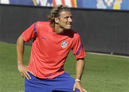 Diego Forlan imzayı atıyor