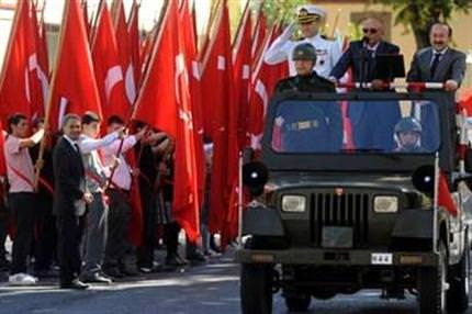 Boş sokakları selamladılar