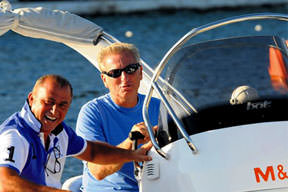 Yüzünde güller açıyor