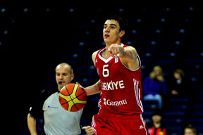 Emir 40 yıllık milli gibiydi!