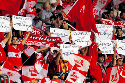 Tribünler full çekti