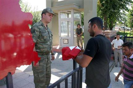 Türk bayrağını orduya iade etti