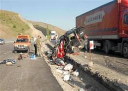 Kamyon otomobille çarpıştı: 4 ölü