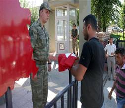 Türk bayrağını orduya iade etti