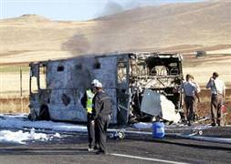Cezaevi aracı yandı 5 mahkum yanarak öldü