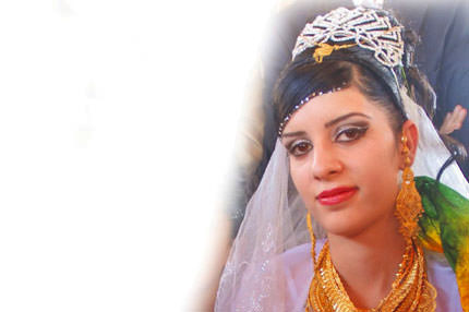 Boynu büküldü
