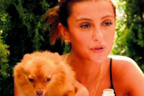 Mia'ya annelik yaptı