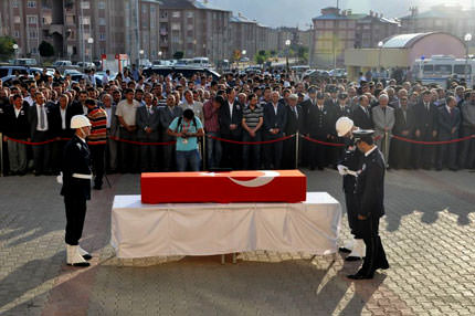 Bir polis ve bir er şehit