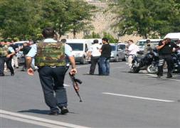 Diyarbakır’da polis aracına saldırı