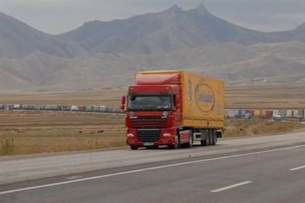 Teröristler iki tırı yaktı