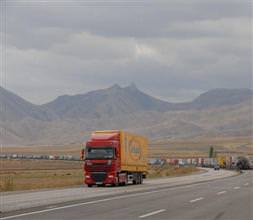 Teröristler iki tırı yaktı