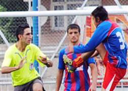 Kırmızı kart gören oyuncudan hakeme uçan tekme