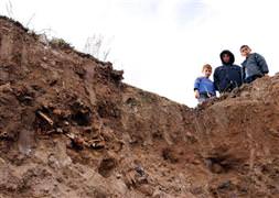 Çocukların mezar oyunu öldürdü