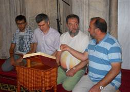 Camiden çıkamayınca Müslüman oldu