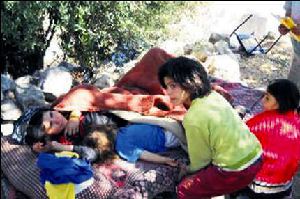 Öğretmen gelince sokağa atıldılar