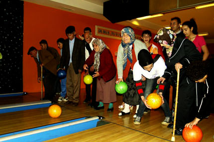 Yaşlılarla oyna’dılar!