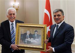 Kamalak, Gül'e 'Erbakan'ı hediye etti