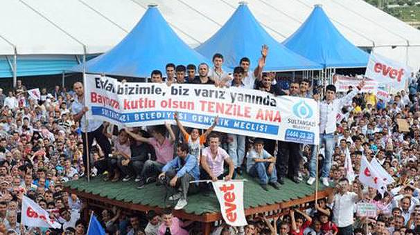 Annesiyle ilgili şu pankartı istemişti-1