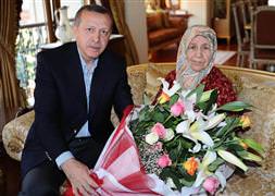 Annesiyle ilgili şu pankartı istemişti