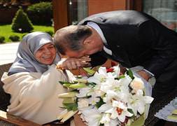 Erdoğan'ın annesine okuduğu o şiir