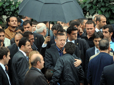 Başbakan annesini ziyaret etti