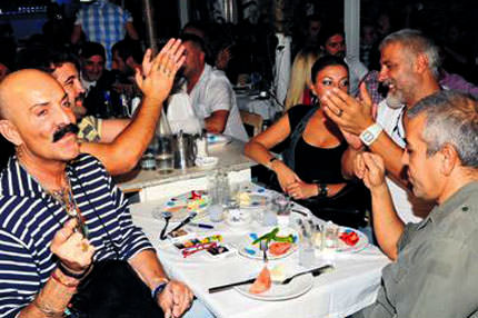 Bekir, eski eşiyle coşar