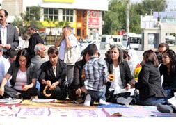 Oturma eylemi başlattılar