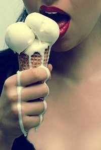 Dondurma yalamak tacize girecek