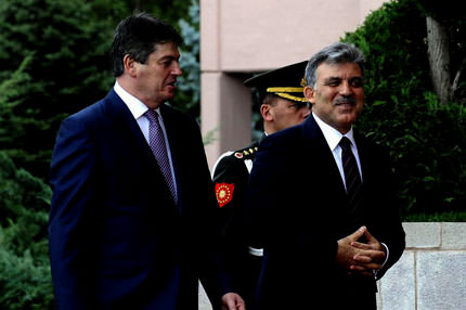 Gül’den Topi’ye uçak jesti